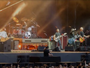 Foo Fighters-Schlagzeuger Taylor Hawkins spielt in London ein Schlagzeugfell der L'Unique Foundation